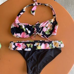 Flattering retro floral halter bikini set with corset detail